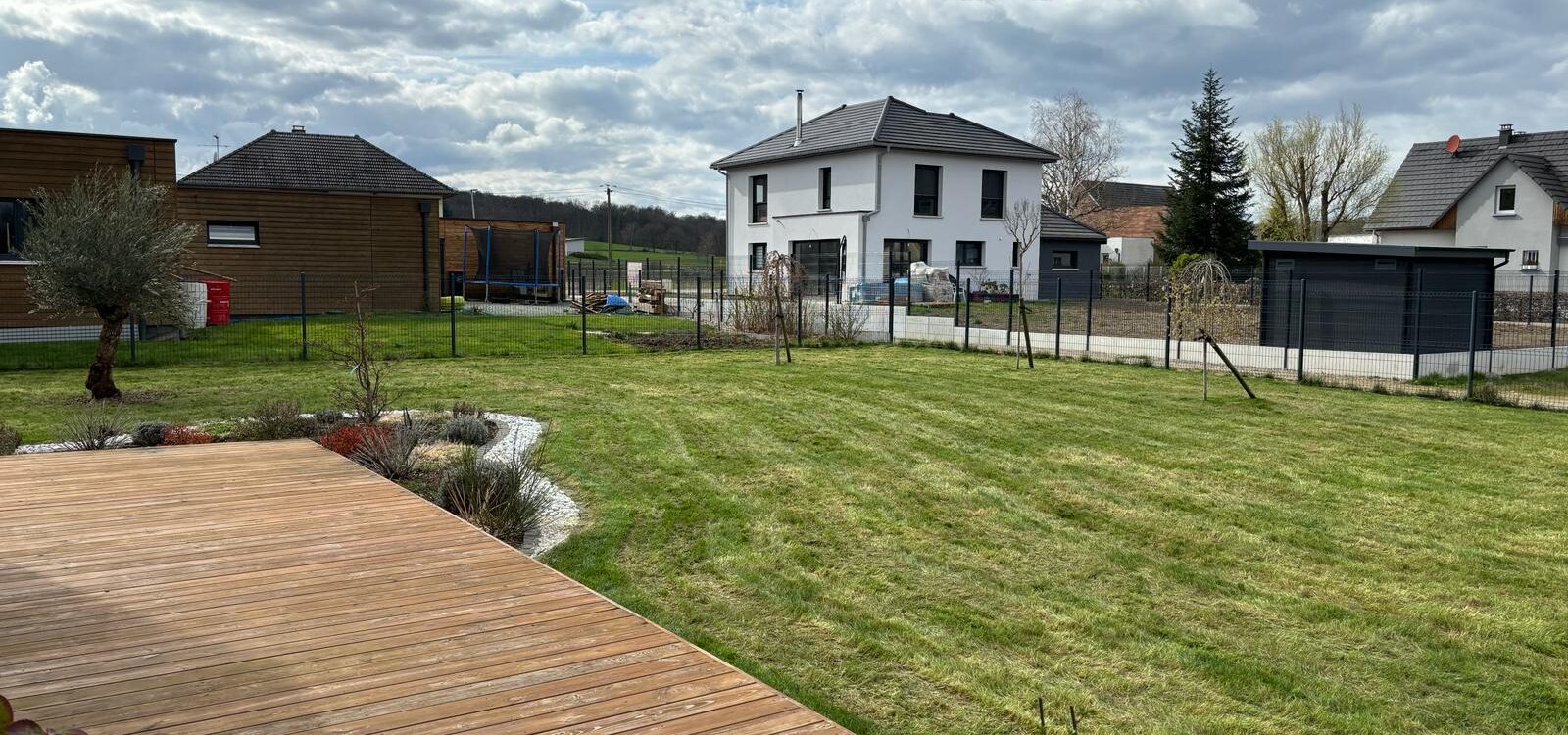 Une pelouse impeccable grâce à la scarification              avec CG Concept Paysage à Aspach. Colmar